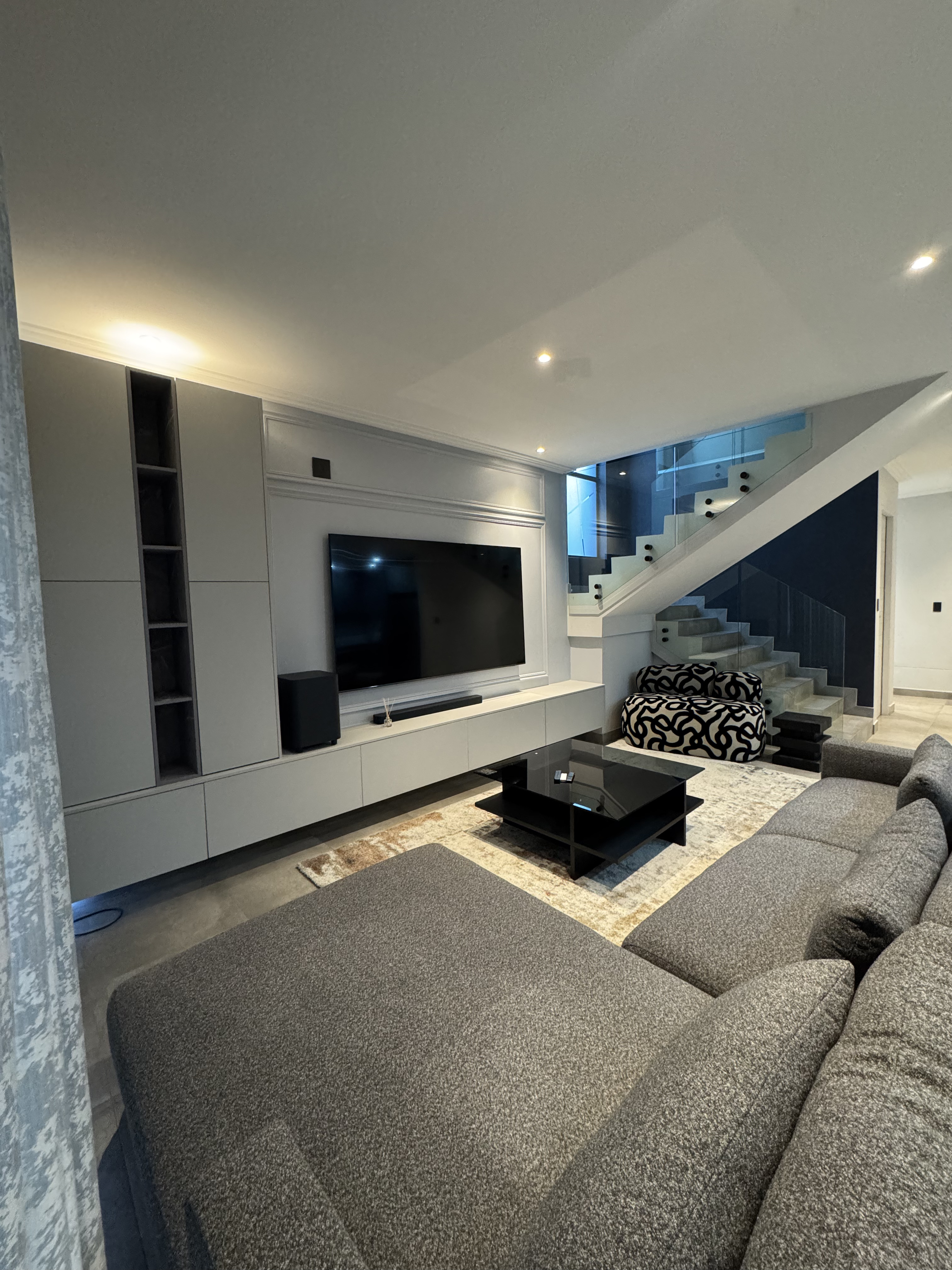 A Bachelor’s Paradise – Lounge